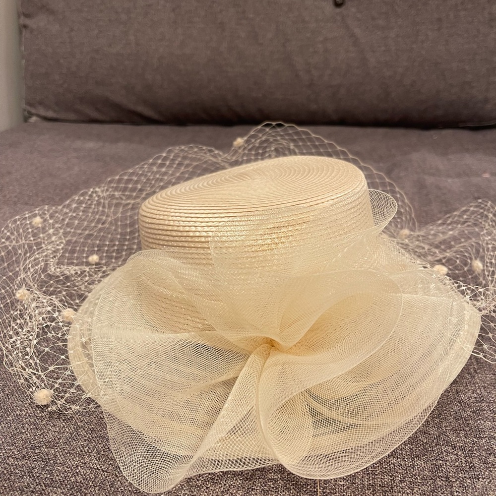 Elegant Lord & Taylor BNWT Cream Hat with Netting